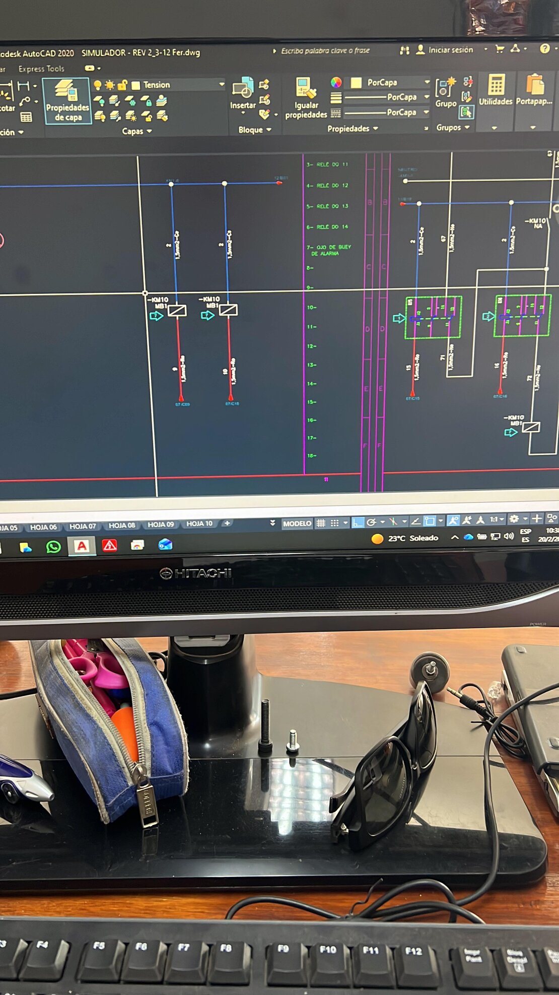 Sala de control con tableros y pantallas de supervisión