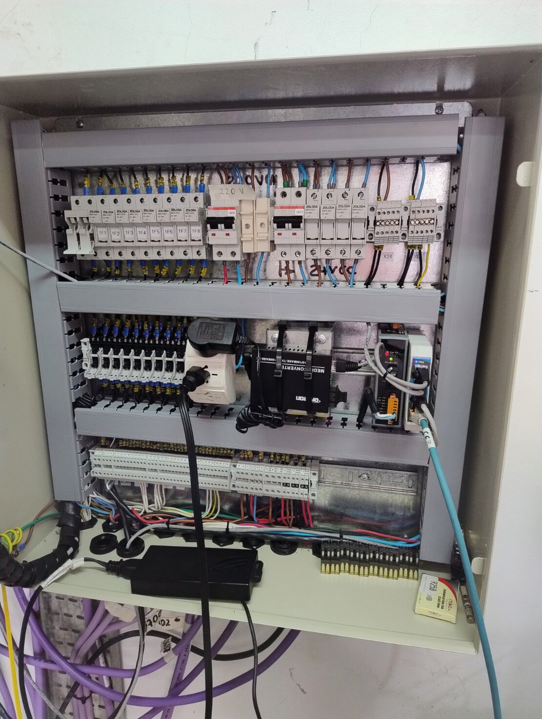 Tableros eléctricos de potencia montados en sala técnica