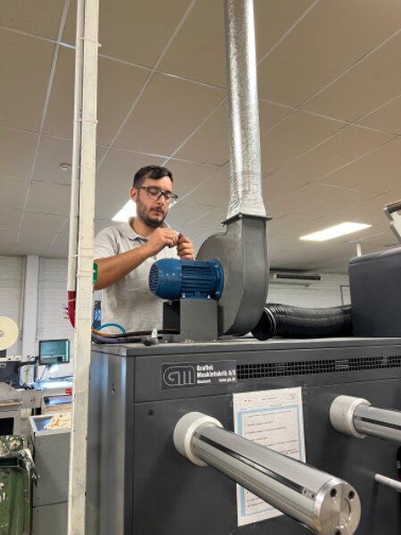 Equipo de ingenieros eléctricos trabajando en tableros industriales