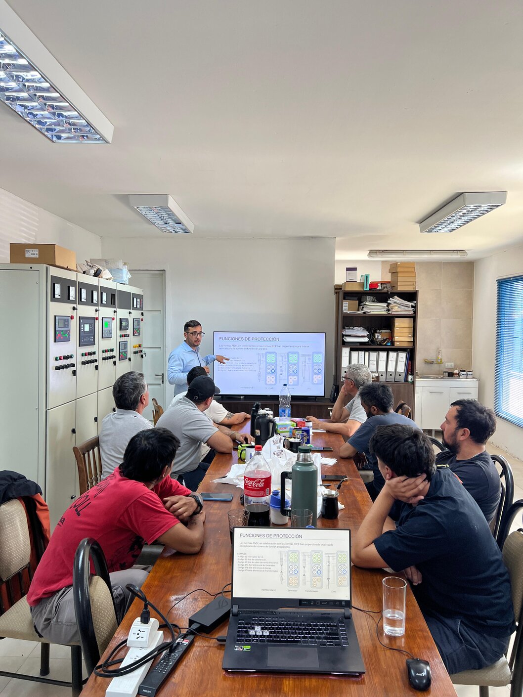 Sesión de capacitación técnica para personal de planta