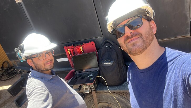 Técnico de campo trabajando en tableros y cableados industriales