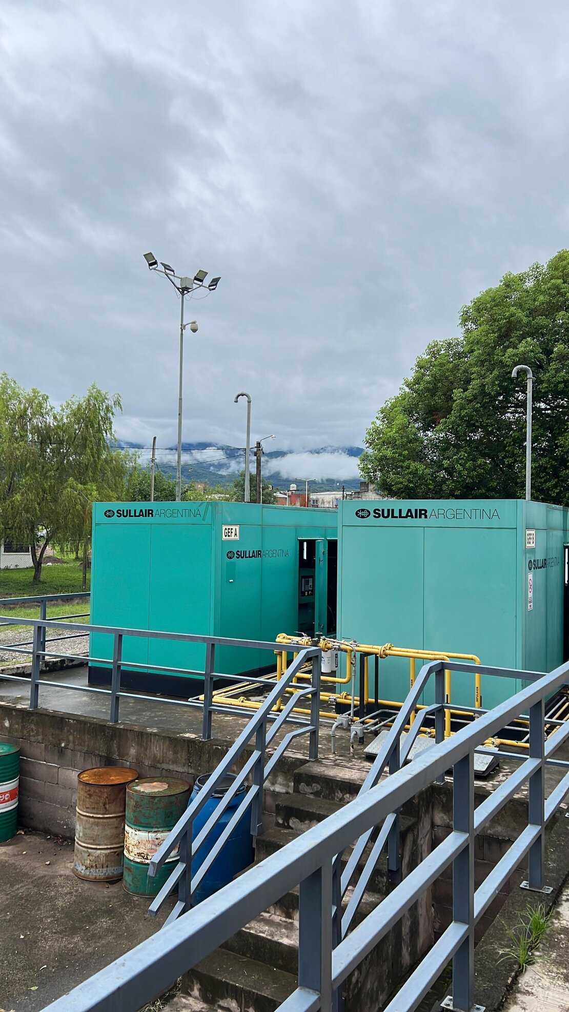 Grupo electrógeno diésel instalado en sitio industrial