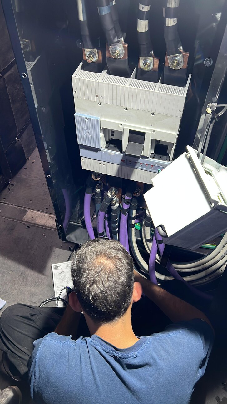 Especialista realizando mediciones eléctricas con instrumentos avanzados