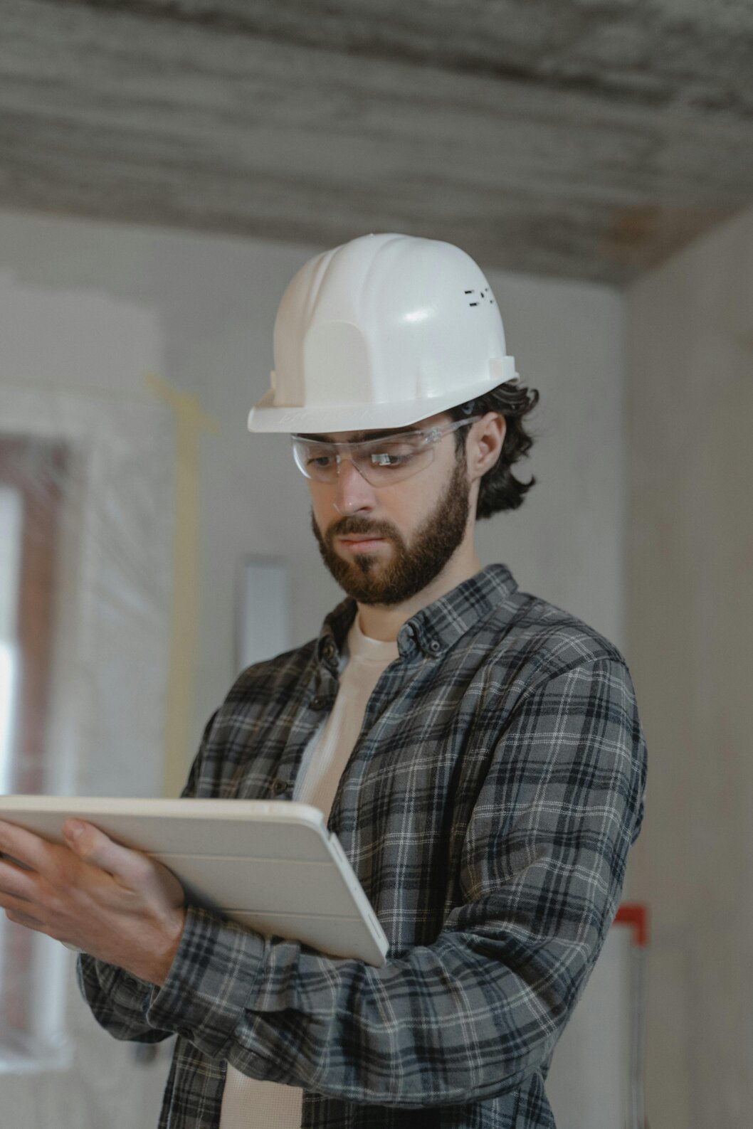 Ingeniero inspeccionando equipos en una planta industrial
